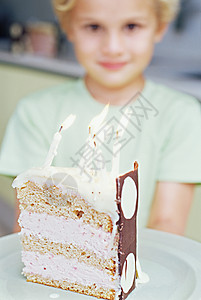看着生日蛋糕的男孩图片