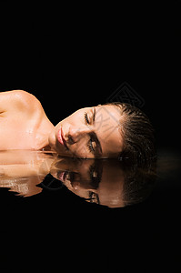 躺在水里的女人图片