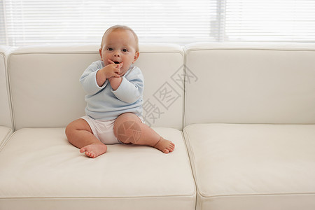婴儿在沙发上图片