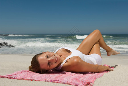 躺在沙滩上的女性图片
