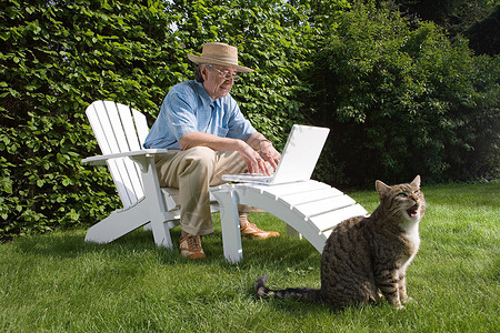 户外的猫打哈欠带着笔记本和猫的男人背景