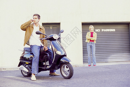 骑摩托的男人图片