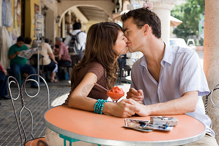 在咖啡馆接吻的情侣图片