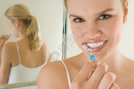 在刷牙的女人图片