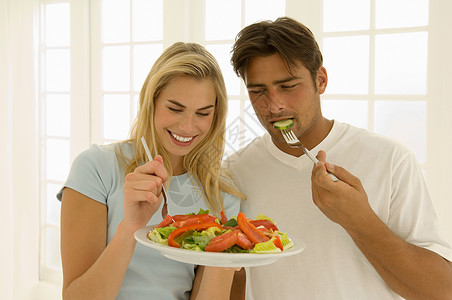 夫妻吃沙拉图片