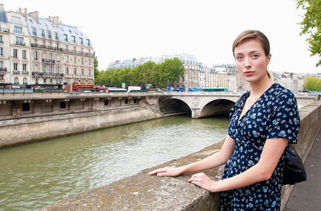 巴黎塞纳河边的妇女肖像图片