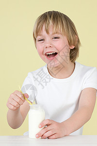 有酸奶的男孩图片