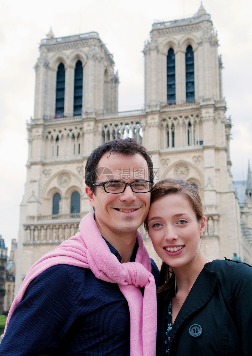 巴黎圣母院前的一对夫妇图片