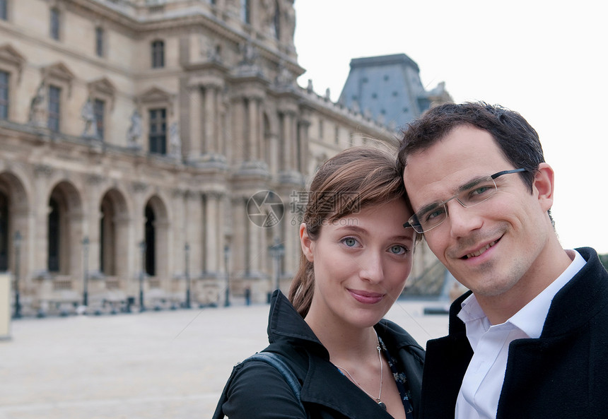 巴黎卢浮宫的一对夫妇图片