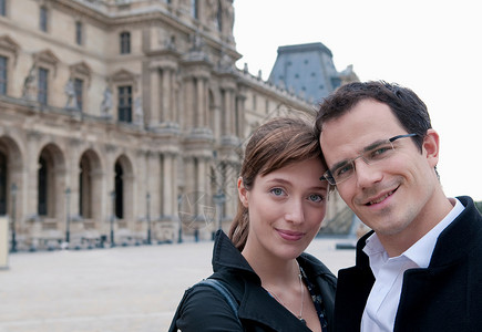 巴黎卢浮宫的一对夫妇图片