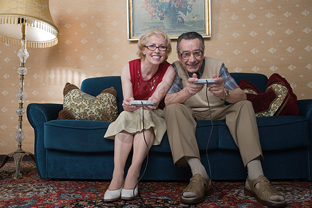 老年夫妇玩电子游戏图片