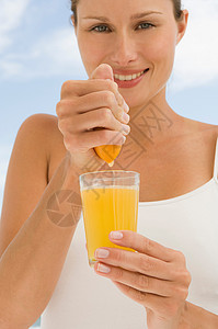 手挤橙汁图片