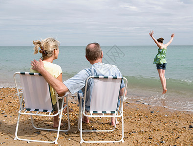 老年人在海滩上看孙女图片