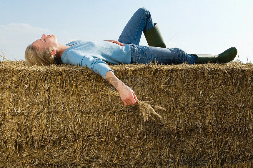 躺在干草捆上的女人图片