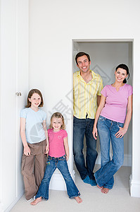 一家人站在门口图片