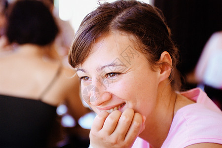 咖啡馆里微笑的年轻女子图片