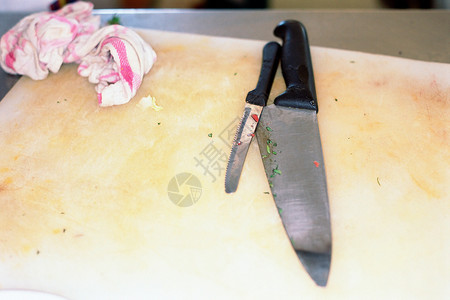 案板上的刀穿坏的刀刮布高清图片