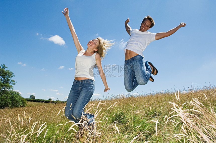 夫妻在田里跳跃图片