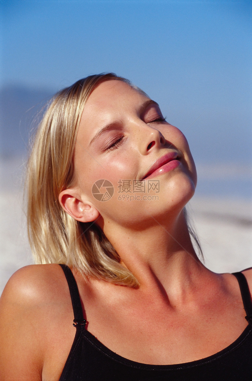 享受日光浴的女人图片