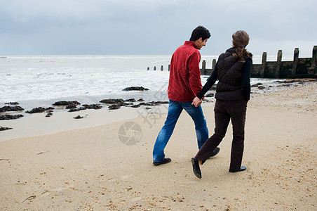 在海滩上散步的夫妻图片