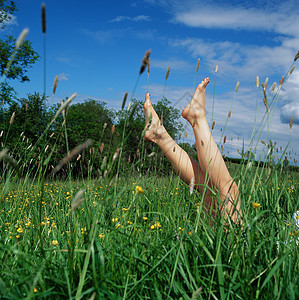 躺在草地上的女人背景图片