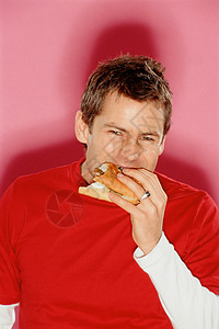 吃三明治的男人图片