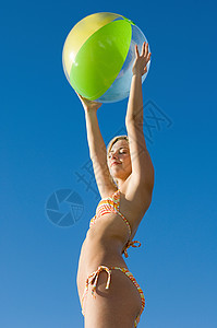 举着沙滩球的女人图片