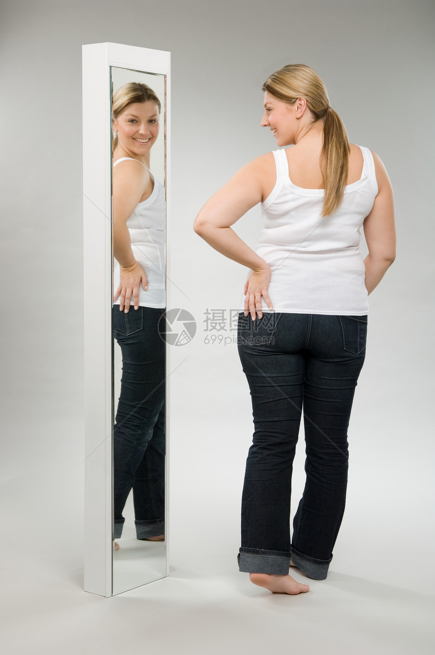照镜子的女人图片