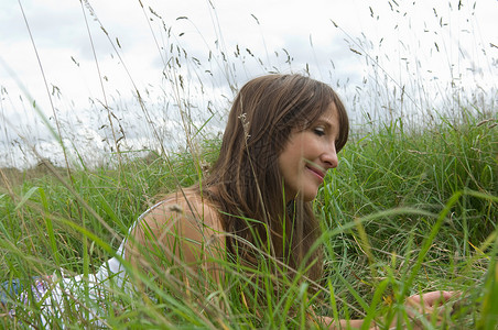 草地上休息的女人图片