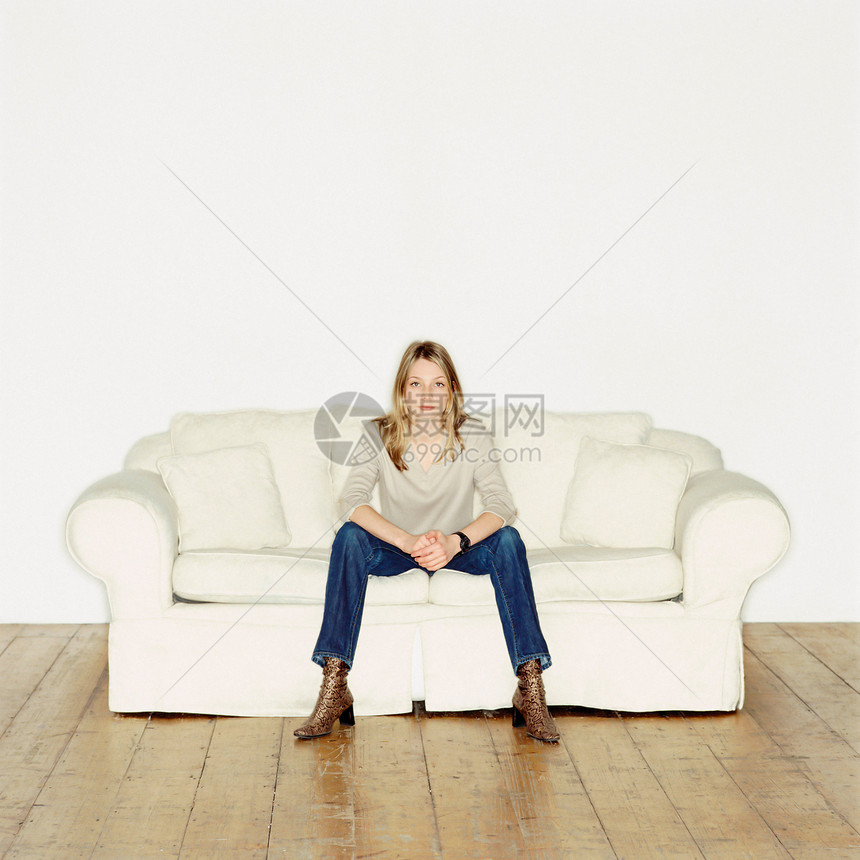 沙发上的女人图片