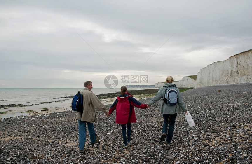 海滩散步的祖孙三人图片