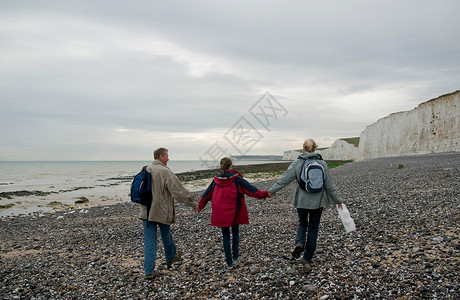 海滩散步的祖孙三人图片