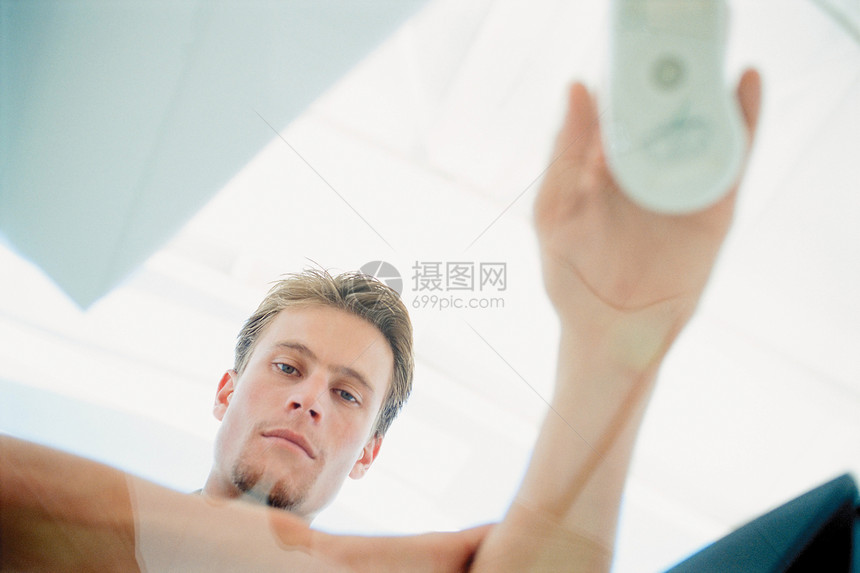 握着鼠标的男人图片