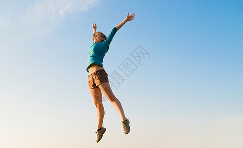 兴奋跳跃的女人图片