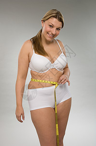 测量腰围的女人图片