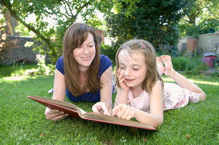 光脚看书和孩子一起读书的母亲背景