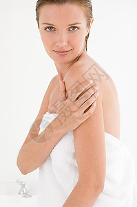 裹着浴巾的女人背景图片