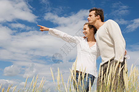 草地上的一对年轻夫妇图片