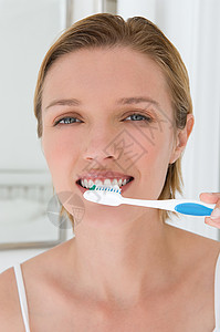 刷牙的女人图片