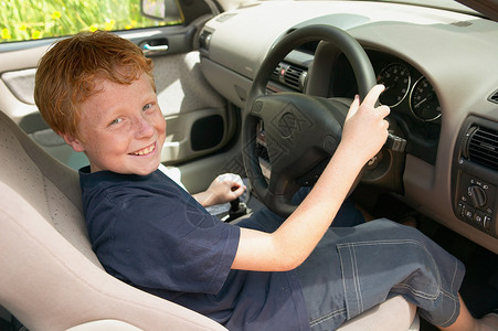 开车的男孩汽车过滤器高清图片