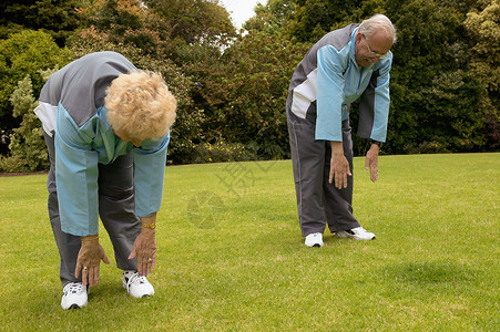 锻炼身体的老年夫妇图片