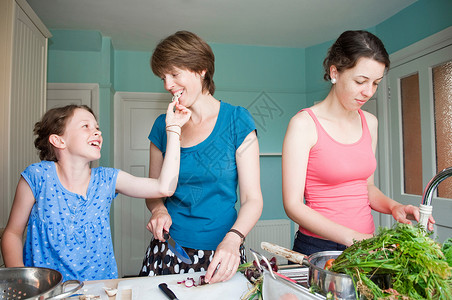 做饭的一家人图片