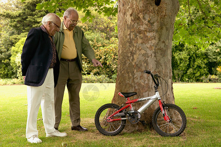 看自行车的老人图片