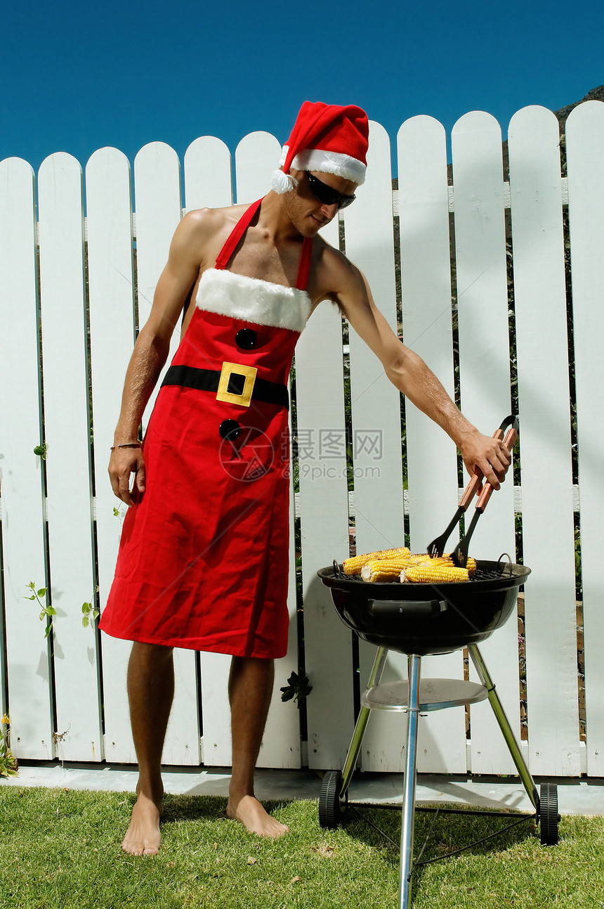 圣诞烧烤的男人图片