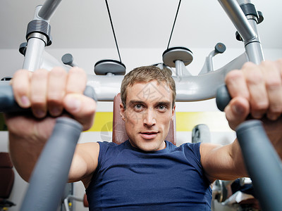 健身锻炼的男人图片