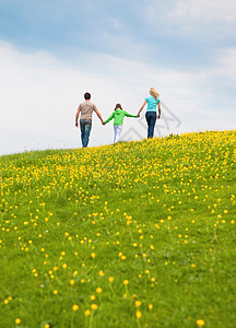 草地散步的一家人图片