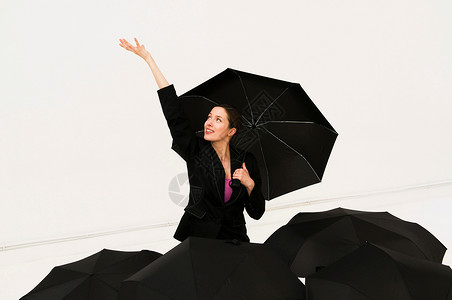 打雨伞的女人背景图片