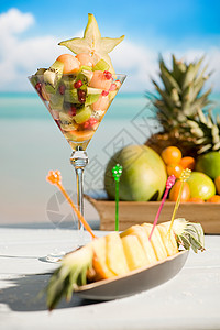水果鸡尾酒和菠萝菜背景图片