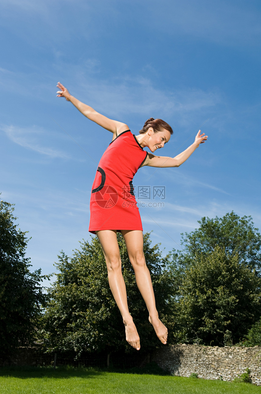女子跳跃图片