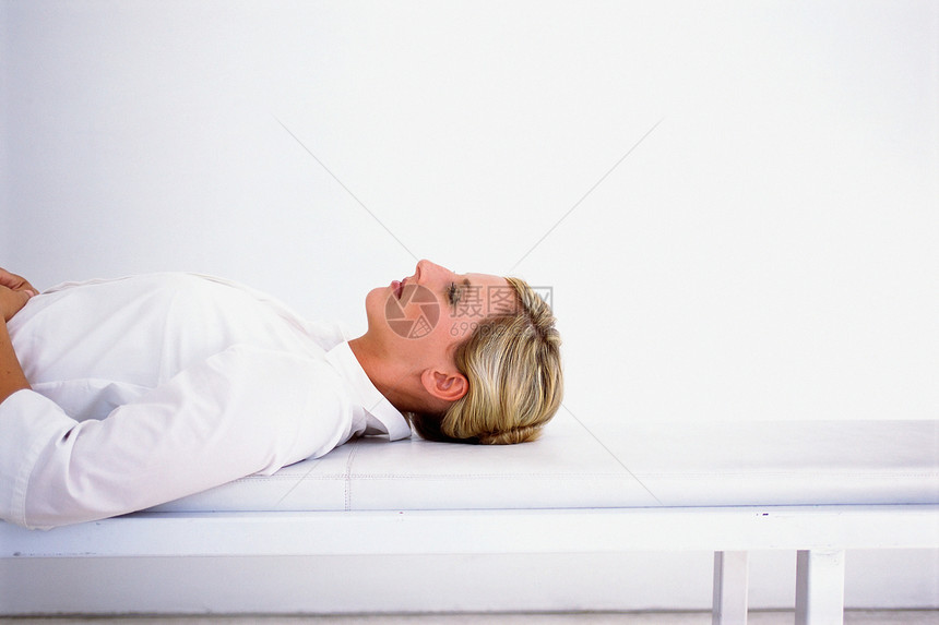 女人躺在长凳上图片
